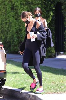 Hailey Bieber feet photo thumbnail