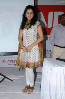 Taapsee Pannu feet photo thumbnail