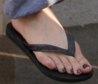 Christina Aguilera feet photo thumbnail