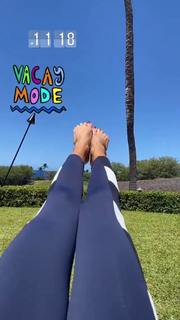 Brooke Burke feet photo thumbnail