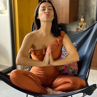 Claudia Lizaldi feet photo thumbnail