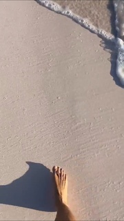 Elle Macpherson feet photo thumbnail