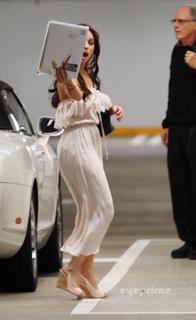 Jennifer Love Hewitt feet photo thumbnail