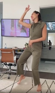 Gal Gadot feet photo thumbnail