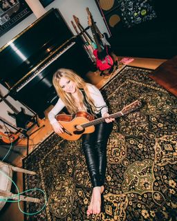 Avril Lavigne feet photo thumbnail