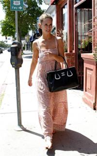 Jennifer Love Hewitt feet photo thumbnail