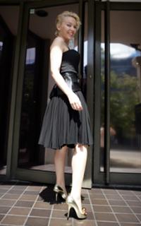 Kylie Minogue feet photo thumbnail