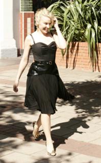 Kylie Minogue feet photo thumbnail