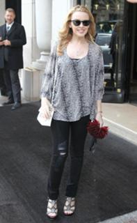 Kylie Minogue feet photo thumbnail