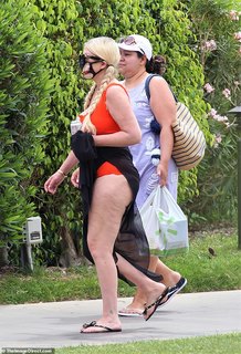 Tori Spelling feet photo thumbnail