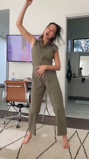 Gal Gadot feet photo thumbnail