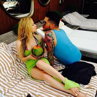 Avril Lavigne feet photo thumbnail