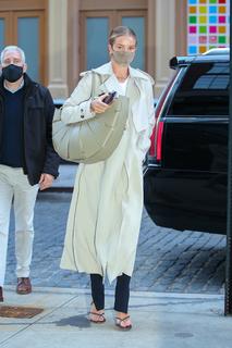Rosie Huntington-Whiteley feet photo thumbnail