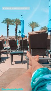 Tori Spelling feet photo thumbnail