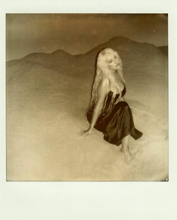 Christina Aguilera feet photo thumbnail