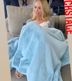 Ilary Blasi feet photo thumbnail