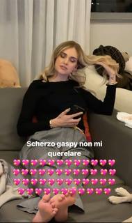 Chiara Ferragni feet photo thumbnail