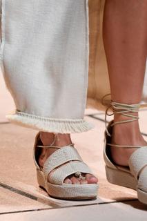 Taylor Hill feet photo thumbnail