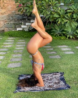Isis Valverde feet photo thumbnail
