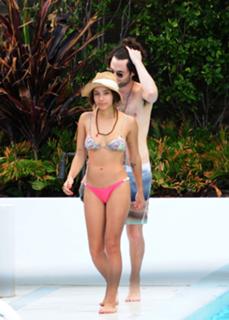 Zoë Kravitz feet photo thumbnail