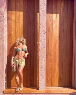 Lauren R. Wood feet photo thumbnail