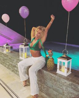 Lauren R. Wood feet photo thumbnail