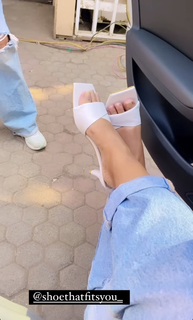 Hina Khan feet photo thumbnail