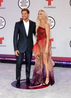 Carrie Underwood feet photo thumbnail