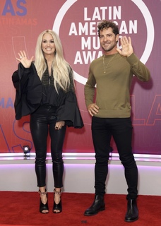 Carrie Underwood feet photo thumbnail