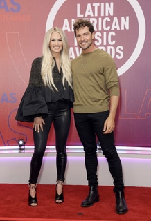 Carrie Underwood feet photo thumbnail