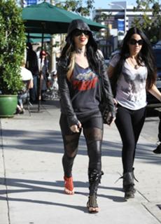 Katherine von Drachenberg feet photo thumbnail