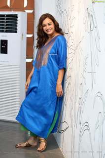 Dia Mirza feet photo thumbnail