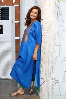 Dia Mirza feet photo thumbnail