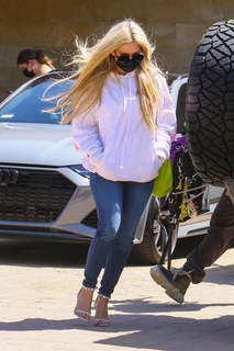 Avril Lavigne feet photo thumbnail