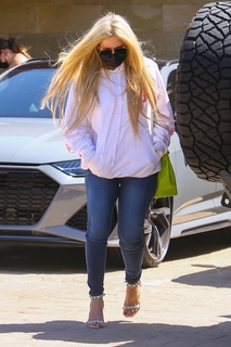 Avril Lavigne feet photo thumbnail