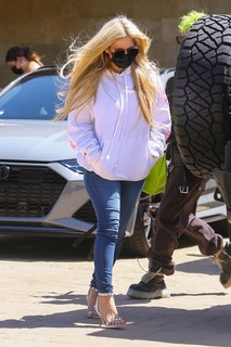 Avril Lavigne feet photo thumbnail