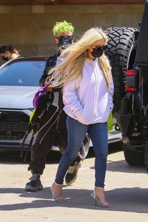 Avril Lavigne feet photo thumbnail