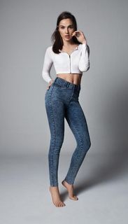 Gal Gadot feet photo thumbnail