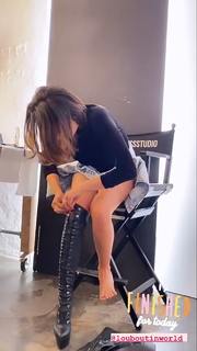Caterina Balivo feet photo thumbnail