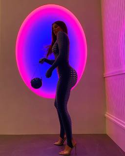 Khloé Kardashian feet photo thumbnail
