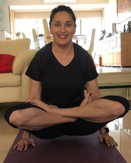 Madhuri Dixit feet photo thumbnail