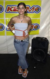 Nelly Furtado feet photo thumbnail
