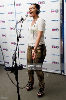 Nelly Furtado feet photo thumbnail