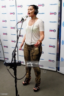 Nelly Furtado feet photo thumbnail