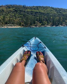 Emily Osment feet photo thumbnail