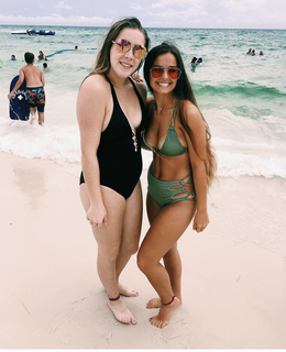 Addison Rae feet photo thumbnail