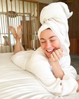 Julianne Hough feet photo thumbnail