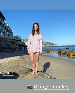 Phoebe Tonkin feet photo thumbnail