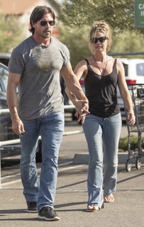 Denise Richards feet photo thumbnail