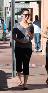 Jessica Lowndes feet photo thumbnail